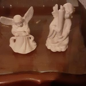 2 angel figurines